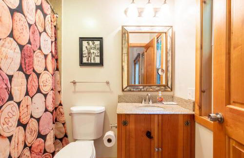 Vino Velo Retreat! Redwoods! Hot Tub!! Fire Table!! BBQ!! Game Room!! Fast WiFi!! Dog Friendly!! - Foto 28