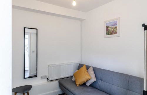 Beach Haven, Steps to Sand, Trails & Shops, Highly Rated 2-Bedroom House Minutes from Mumbles Beach with a Patio - Photo 25