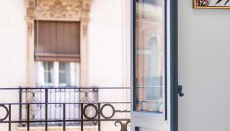 Spacious Apartment with Great Views - Photo 4