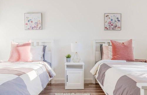 3BR Modern, Gated Home w FreePking, BBQ, Firepit, Mins to Downtown - Foto 4