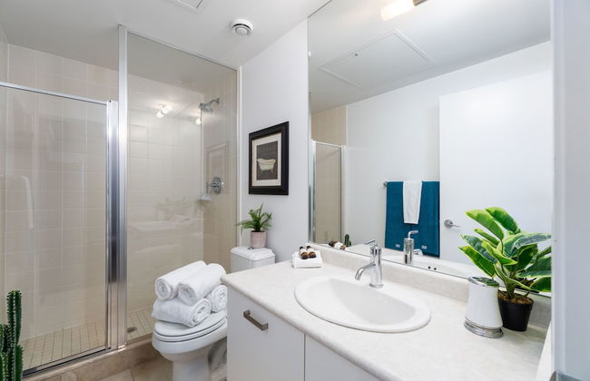 QuickStay - Luxurious 2-Bedroom Condo, Downtown Core - Photo 12