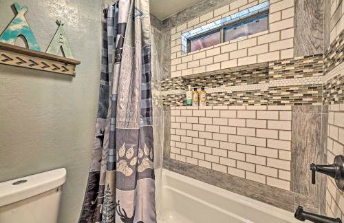 Near Woodland Lake Park Cabin with Serene Deck! - Foto 24