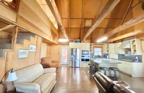 Blufftop Cabin Retreat Hot Tub and Fall Views! - Foto 14