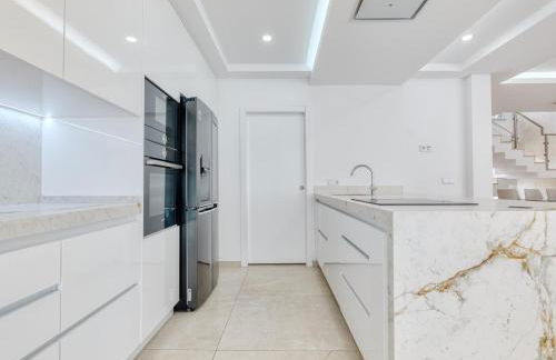 Vita Portucale ! Chic Luxe Villa with Saltwater Pool - Foto 29