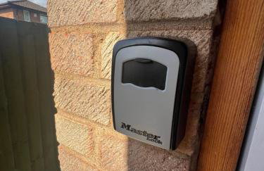 Superb Comfy 2 Bed House, Responsive & Caring Hosts Free WiFi & Parking, Close to MK Centre, Train Station, Santander, Network Rail by Webbhill Stays - Foto 48