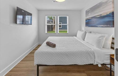 Farm House DT Indy with Pool Table - Photo 32