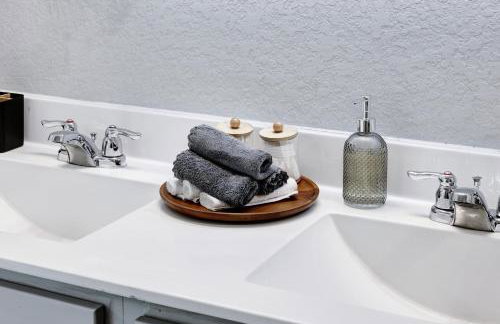 Stylish Hot Tub Retreat BBQ Yard Games WiFi Pets - Foto 33