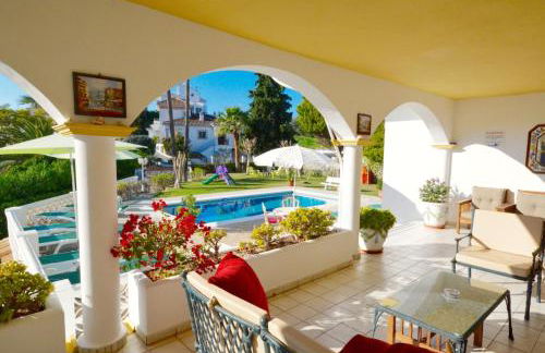 A lovely family villa with heated pool - Photo 10