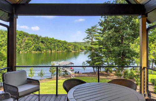 Dockside of the Moon - Photo 2