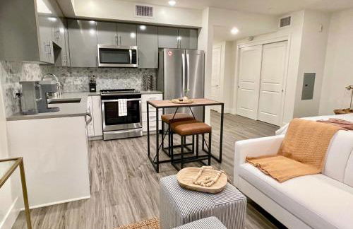 Downtown-King Bed-ADA Elevator-In Unit Laundry - Foto 16