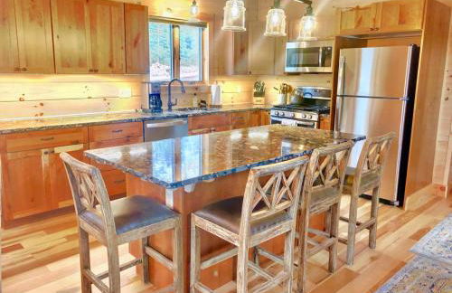 UV Log home with direct Cannon Mountain views Minutes to attractions Fireplace Pool Table AC - Foto 33