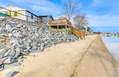 Riverfront Colonial Beach Home with Private Beach! - Foto 27