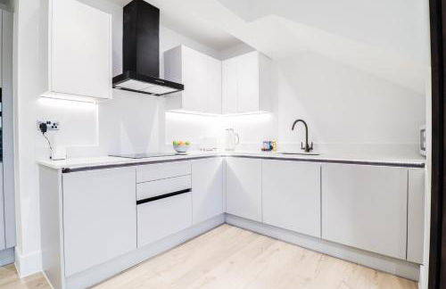 The Kingsmead Loft - Stylish 1BR Top Floor Apt with King or Twin Beds & Free Secure Underground Parking, Central High Wycombe HP13, Sleeps 3 - Foto 47