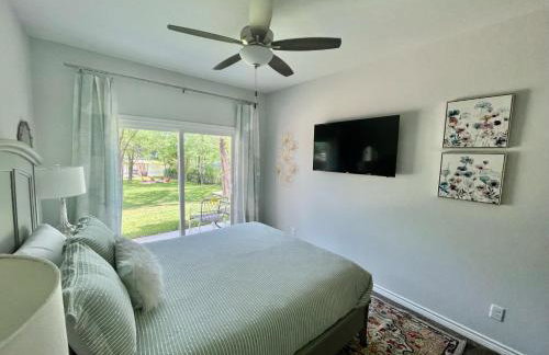 The Benjamin I - 2022 Built Luxury Retreat with Backyard Paradise with Hot Tub Outdoor Movie Screen Dock & Boat Rental - Foto 26