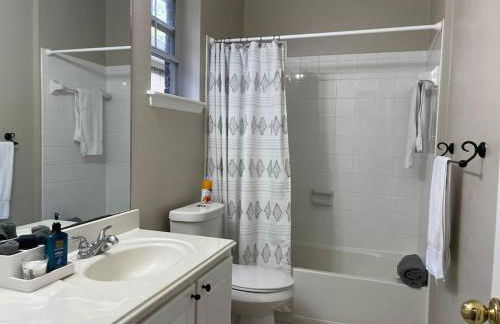 Lovely Woodlands home w/heated pool and spa! - Foto 5