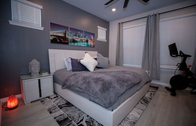 Brand New Modern Pet Friendly Zen Home W/ Private Home Theater & Hot Tub! 2 Bedroom Home by RedAwning - Photo 4