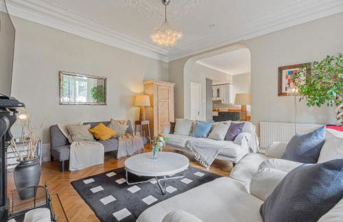 LUXURY Victorian Flat 2 bed 2 bath Flat Sleeps 4 to 7 - Photo 12