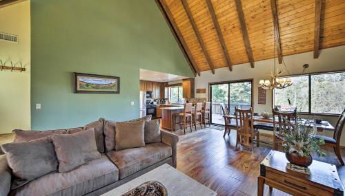 Spacious Lake Arrowhead Home with 2 Decks and Views - Foto 4