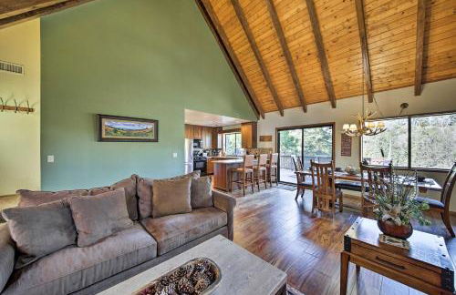 Spacious Lake Arrowhead Home with 2 Decks and Views - Foto 4