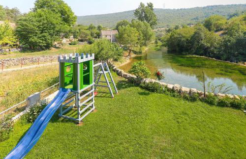 Waterfall House Getaway - Photo 2