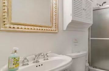 Steps to Sand Cozy 3BR Partial Ocean Views - Foto 23