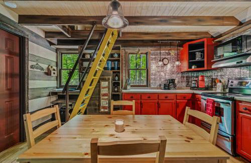 River Walk Cottage - Hot Tub - Pet Friendly - Swing - Screen Porch - River Access - Fire Pit - Wifi - Grill - Deck - King Bed - Foto 15