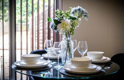 Solace Nights - Large Modern House - 4 Bedrooms - Near M6 & Spaghetti Junction - Fast WiFi - Netflix - Photo 31