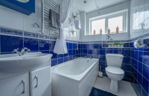 Spacious 5-bedroom home perfect for large groups - Foto 38