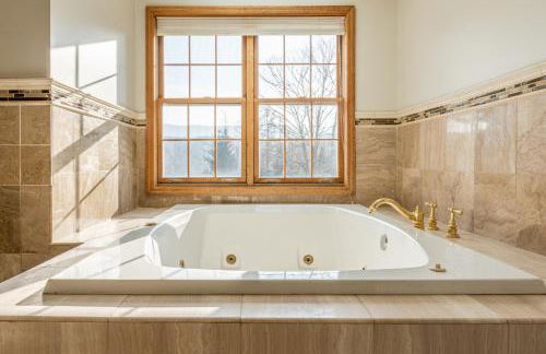 8BR Luxury Maplewood Manor, Hot Tub & Fire Pit - Foto 55