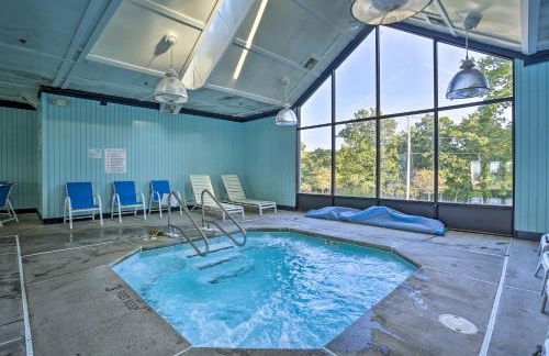 Deck, Fire Pit and Pool Access at Poconos Retreat! - Foto 33