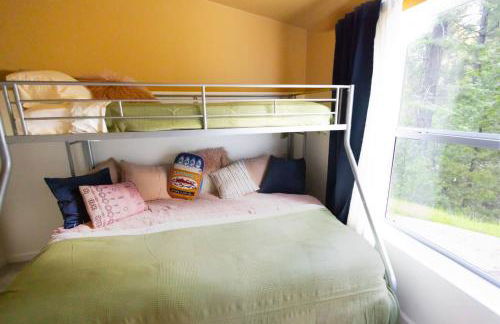 Saltwater Hot Tub, Forest Retreat, Minutes to Town - Foto 9