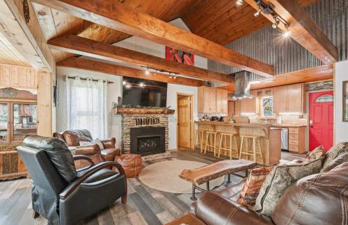 Sitting Bear Cottage with Hot Tub - Photo 16
