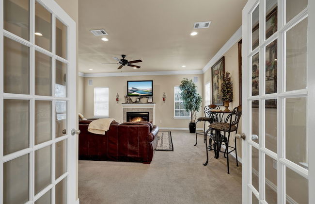 The Elizabeth Haus Upper Suite - Photo 17