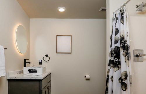 Modern City View 1BR Apartment with Office - free parking - Foto 6