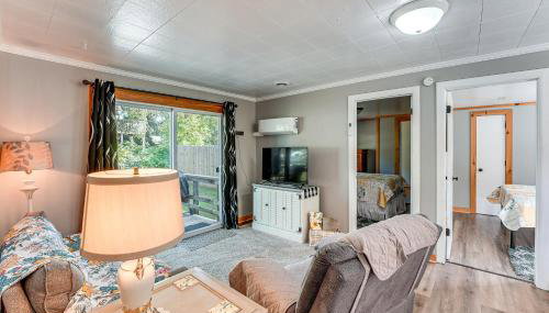 Wayland Retreat with Deck Walk to Downtown! - Foto 3