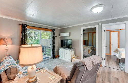 Wayland Retreat with Deck Walk to Downtown! - Foto 3