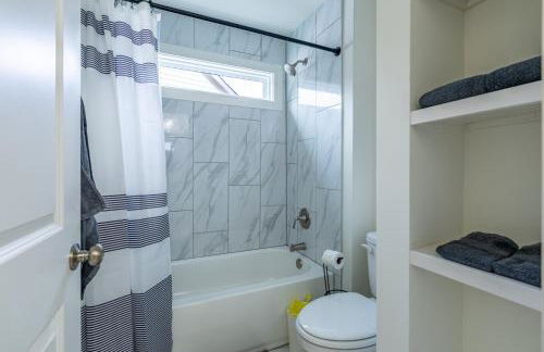 Modern Emerson retreat close to LakePoint Sports - Photo 17