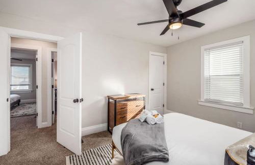 Oakwood Charm Family-Friendly 3BR Getaway - Photo 15