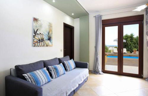 Sofia's Sunny Home + Private Pool + Gym - Foto 9