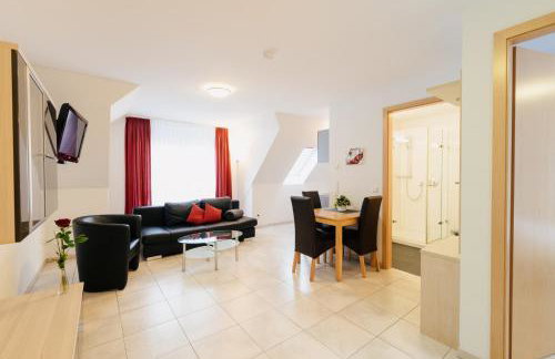 7SCHWABEN - 7 vollausgestattete Wohnungen unter einem Dach mitten in Bad Urach - Küche - Bad - WLAN - Waschmaschine - kostenloses Parken - E-Bike-Garage mit Ladestation - Altstadt, Bus, Bahn, E-Ladestation unter 5 Min - barrierefrei - rollstuhlgerecht - Foto 36