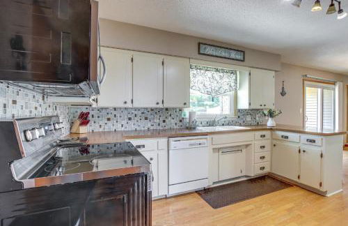 Walk to Park Waterloo Home with Furnished Deck - Foto 9