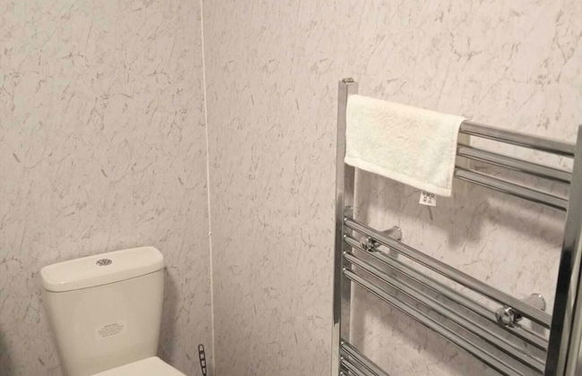 Beautiful 4-bed Apartment in Wolverhampton - Photo 11