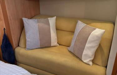 ENTIRE LUXURY yacht 70sqm Oyster Fund - Quiet and relaxing - 2 double bedrooms both en-suite - HEATING - sleeps up to 4 people - moored on our Private Island - nearby LEGOLAND THORPE PARK ASCOT RACES WENTWORTH LONDON Lapland UK -NO Parties - - Foto 7