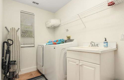 Lakeview Villa lovely pool home in gated community - Photo 32