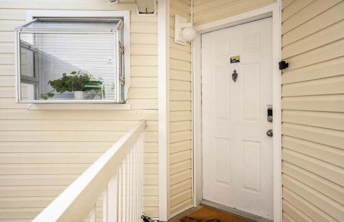 Luxury Beachside Condo - Half Mile from Beach - Foto 10