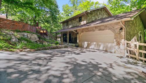 Secluded Lakefront Escape w Private Dock, 600ft Shoreline and Views, Sleeps 13 - Foto 2