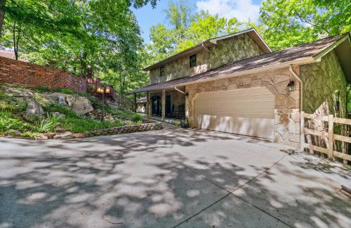 Secluded Lakefront Escape w Private Dock, 600ft Shoreline and Views, Sleeps 13 - Foto 2