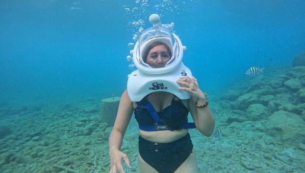 Una ragazza con lo scafandro da seawalker