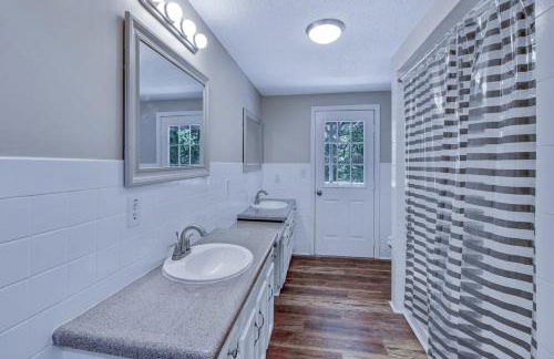 Large Hillside Retreat with Pool and Hot Tub - Foto 25