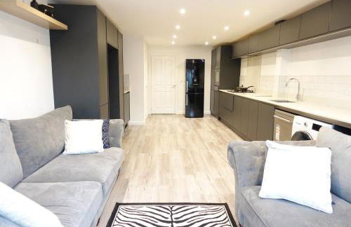 4 bedroom, Sleeps 12, Free Parking - Foto 1